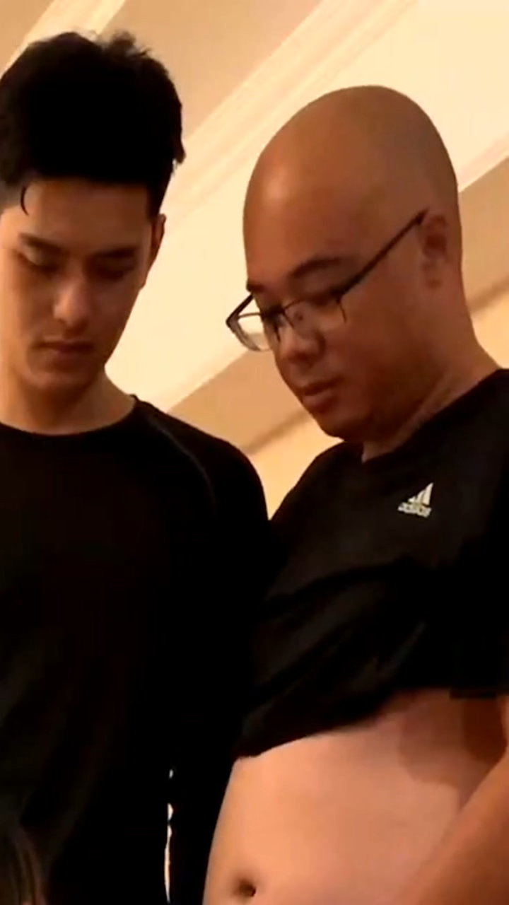 夫妻找羞涩小鲜肉酒店玩[1.2G]