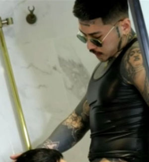 纹身猛攻VS墨镜型男[365M]