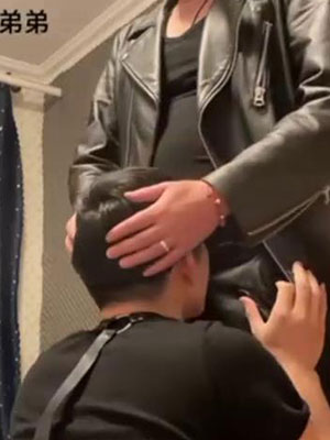 X瘾弟弟被21cm皮衣攻[100M]