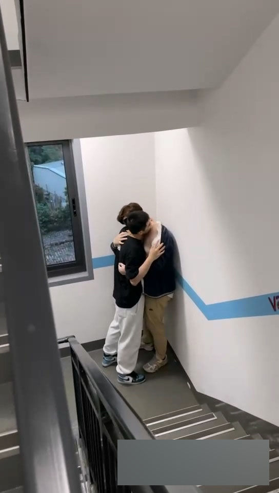 楼梯间的两个人[202M]