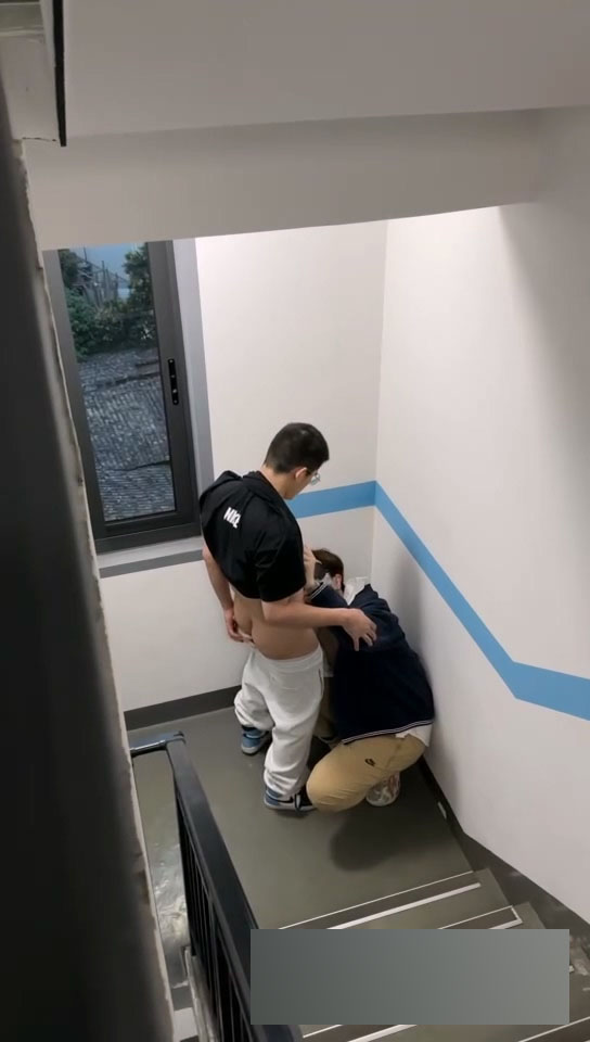 楼梯间的两个人[202M]