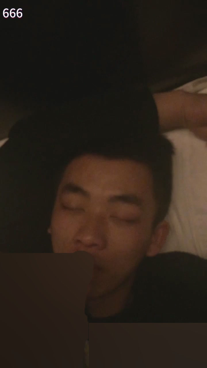 同学会聚餐灌醉天菜直男校草，拖回酒店[165M]