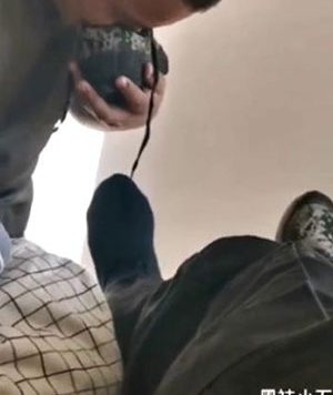 黑袜小五叔：偷闻臭胶鞋[284M]