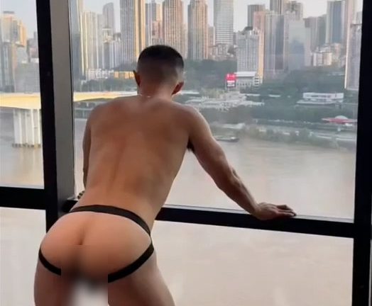 【玉米粥YMZEba】精壯體育生在落地窗前被無套爆c[670M]